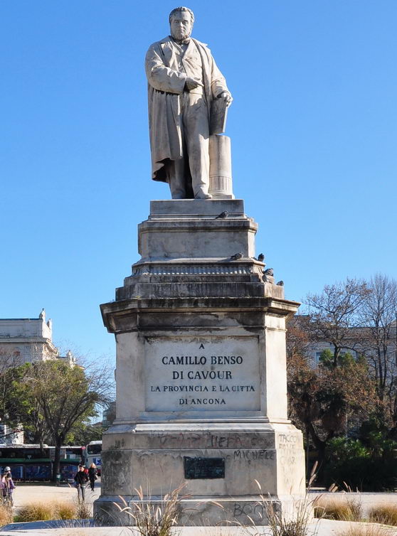 Памятник Кавуру в Анконе