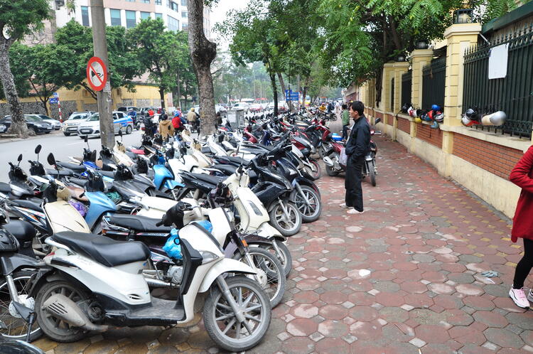 Стихийная парковка байков в Ханое