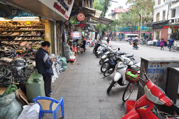 Ханой с мотоциклами и торговцами