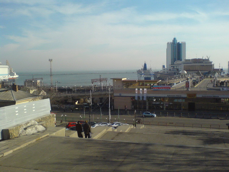 Вид на Одесский порт с Потемкинской лестницы