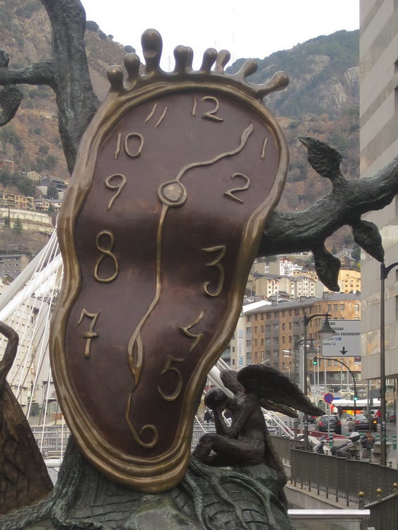 Часы Сальвадора Дали в Андорре