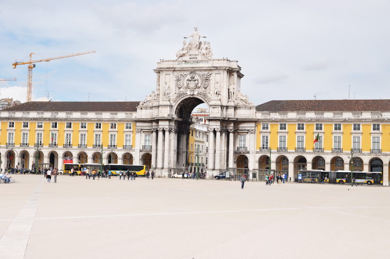 Триумфальная арка на Дворцовой площади Лиссабона