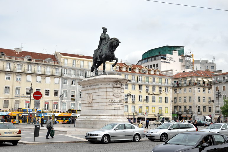 Памятник Жоану первому на площади Фигейра, Лиссабон