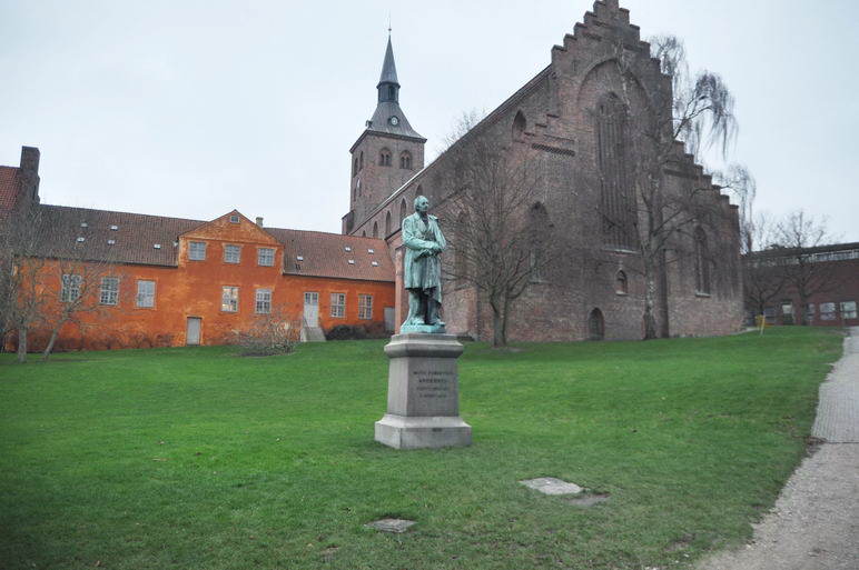 Памятник Гансу Кристиану Андерсену, Оденсе