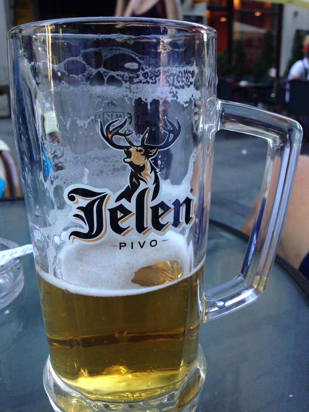 Pivo Jelen в Белградском кафе
