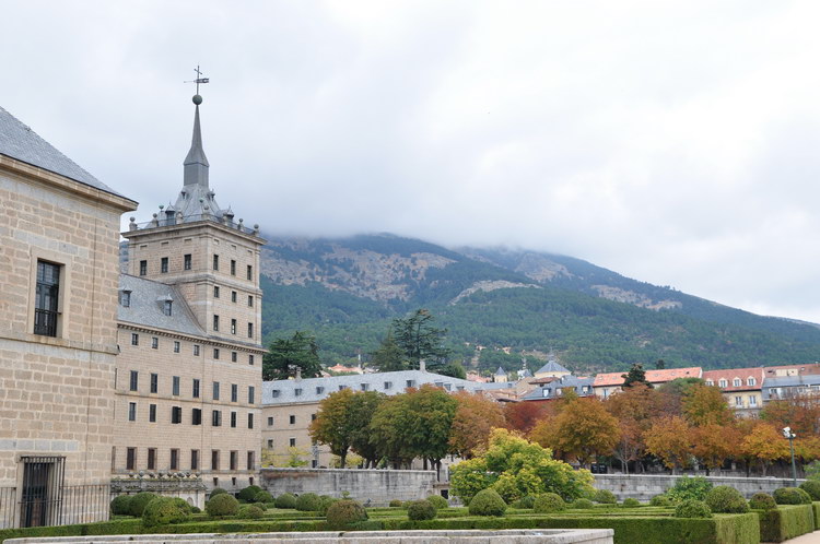 Вид на горы, Королевский монастырь Сан Лоренсо де Эль Эскориал, Испания