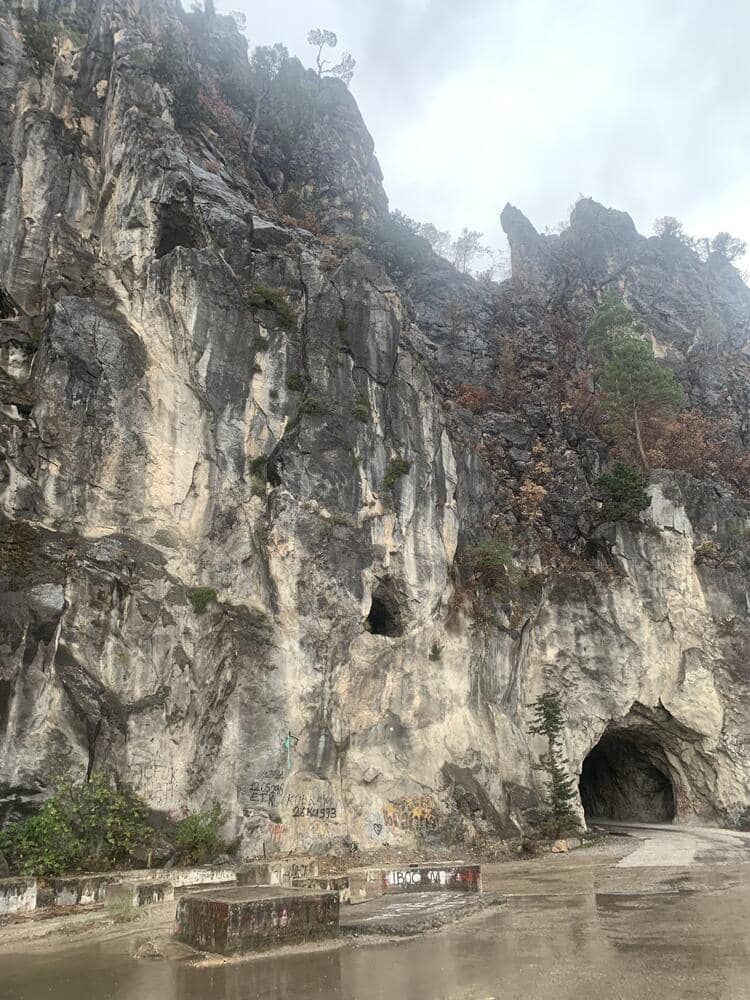 Скала и тоннель на зеленом Каньоне в Турции